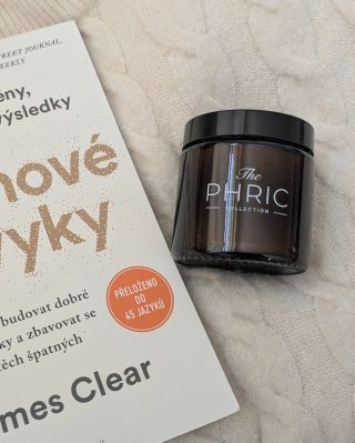 Když se spojí klidná chvilka s knihou a vůně, která pohladí duši. 💕 Svíčka dělá z obyčejného čtení malý rituál. Elegantní,...